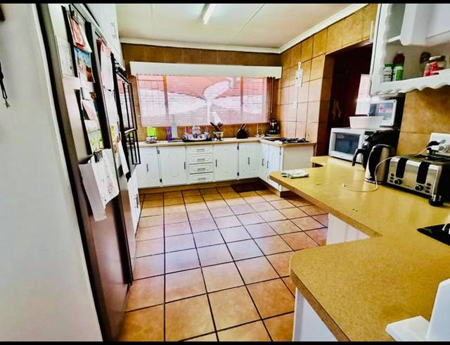 3 BEDROOM HOUSE FOR SALE IN VANDERBIJLPARK SE 3